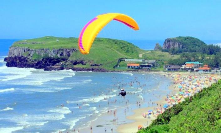فيلا Casa De 2 Quartos Com 2 Ares-Condicionados Em Torres-Rs - Na Mais Bela Praia Gaucha - Cozinha - Banheiro - Tv Smart 32 E Wi-Fi - Estacionamento - Anfitria Superhost No Bnb المظهر الخارجي الصورة