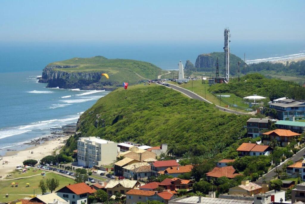 فيلا Casa De 2 Quartos Com 2 Ares-Condicionados Em Torres-Rs - Na Mais Bela Praia Gaucha - Cozinha - Banheiro - Tv Smart 32 E Wi-Fi - Estacionamento - Anfitria Superhost No Bnb المظهر الخارجي الصورة