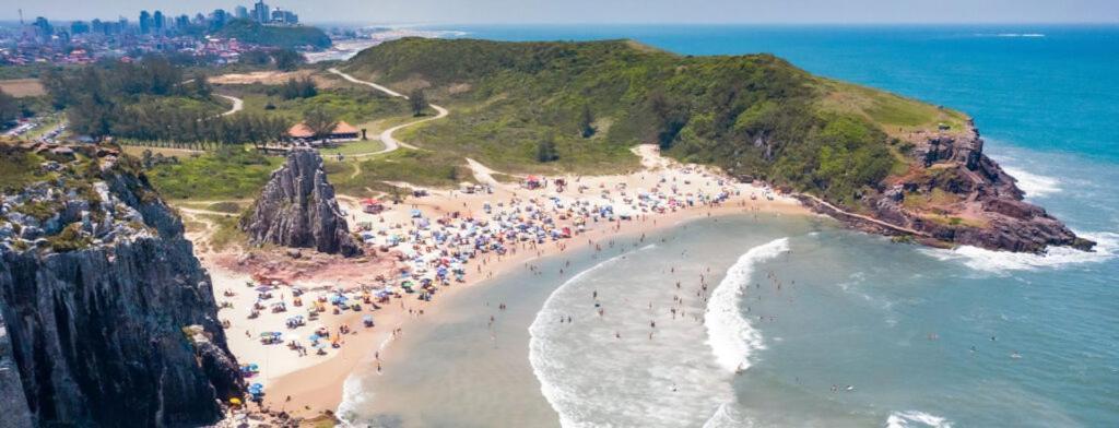 فيلا Casa De 2 Quartos Com 2 Ares-Condicionados Em Torres-Rs - Na Mais Bela Praia Gaucha - Cozinha - Banheiro - Tv Smart 32 E Wi-Fi - Estacionamento - Anfitria Superhost No Bnb المظهر الخارجي الصورة